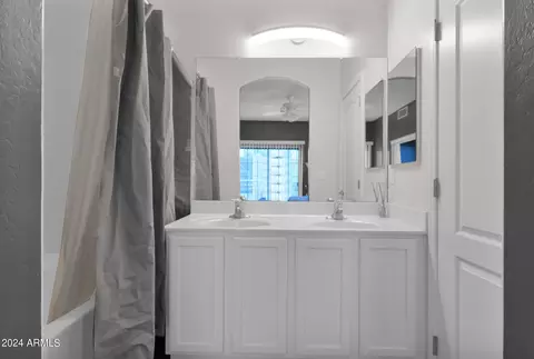 Bath - 3432 E Lance Ln, Phoenix, AZ 85018 photo 3 of 3