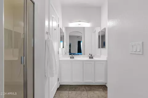 Bath - 3432 E Lance Ln, Phoenix, AZ 85018 photo 2 of 3