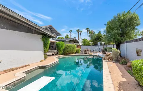 Exterior - 5301 E Mitchell Dr, Phoenix, AZ 85018 photo 6 of 11