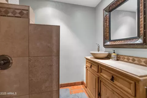 Bath - 5301 E Mitchell Dr, Phoenix, AZ 85018 photo 2 of 4
