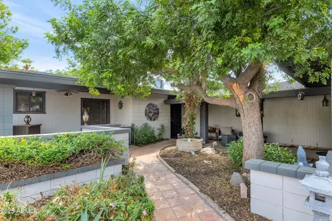 Exterior - 5301 E Mitchell Dr, Phoenix, AZ 85018 photo 3 of 11