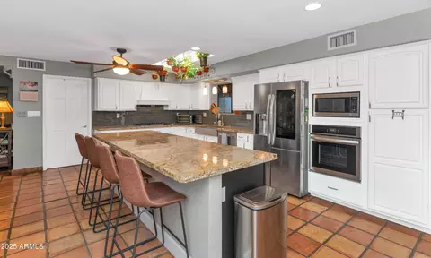 Kitchen - 5301 E Mitchell Dr, Phoenix, AZ 85018 photo 3 of 6