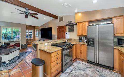 Kitchen - 5301 E Mitchell Dr, Phoenix, AZ 85018 photo 5 of 6