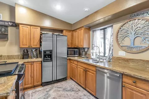 Kitchen - 5301 E Mitchell Dr, Phoenix, AZ 85018 photo 6 of 6