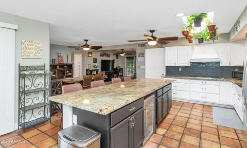 Kitchen - 5301 E Mitchell Dr, Phoenix, AZ 85018 photo 4 of 6