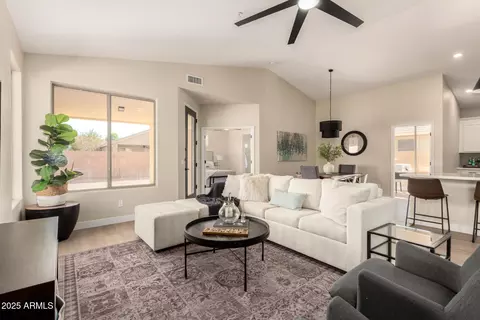863 E Kyle Ct, Gilbert, AZ 85296 photo 2