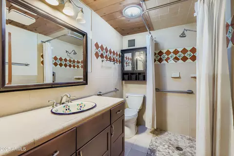 Bath - 2720 W Solano Dr N, Phoenix, AZ 85017 photo 1 of 2