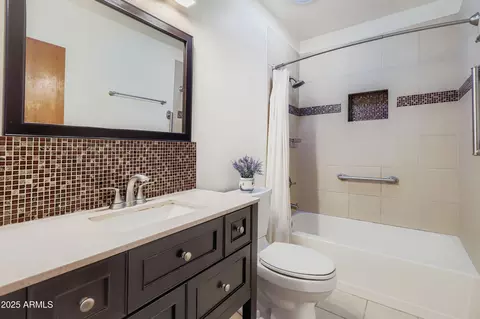Bath - 2720 W Solano Dr N, Phoenix, AZ 85017 photo 2 of 2
