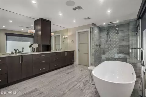 Bath - 4949 E Grandview Ln, Phoenix, AZ 85018 photo 1 of 6