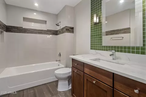 Bath - 4949 E Grandview Ln, Phoenix, AZ 85018 photo 4 of 6