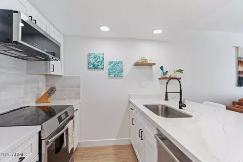 Kitchen - 3033 E Devonshire Ave #2003, Phoenix, AZ 85016 photo 2 of 4