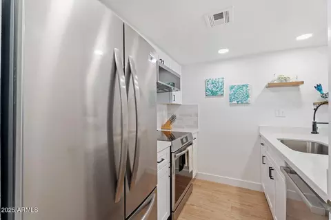 Kitchen - 3033 E Devonshire Ave #2003, Phoenix, AZ 85016 photo 3 of 4