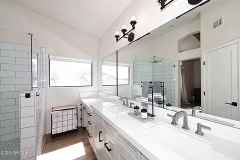 Bath - 3911 E Topeka Dr, Phoenix, AZ 85050 photo 3 of 4