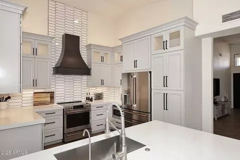 Kitchen - 3911 E Topeka Dr, Phoenix, AZ 85050 photo 3 of 6