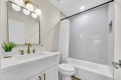 Bath - 931 E Villa Rita Dr, Phoenix, AZ 85022 photo 2 of 2