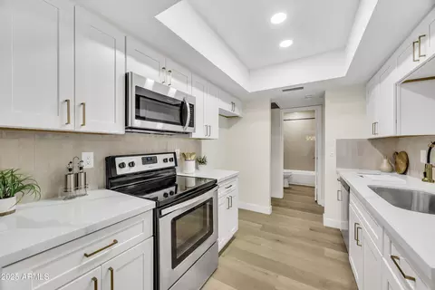 Kitchen - 931 E Villa Rita Dr, Phoenix, AZ 85022 photo 2 of 3