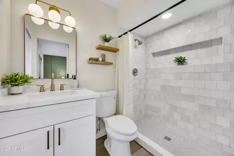Bath - 931 E Villa Rita Dr, Phoenix, AZ 85022 photo 1 of 2
