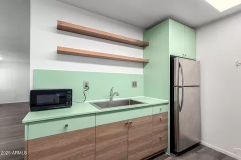 Kitchen - 5525 E Thomas Rd #C1, Phoenix, AZ 85018 photo 2 of 2