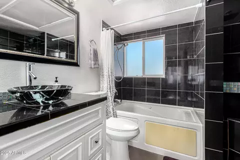 Bath - 351 E Thomas Rd #D505, Phoenix, AZ 85012 photo 1 of 3