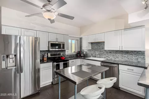 Kitchen - 351 E Thomas Rd #D505, Phoenix, AZ 85012 photo 2 of 6