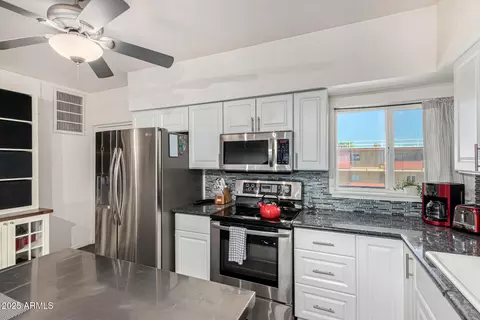 Kitchen - 351 E Thomas Rd #D505, Phoenix, AZ 85012 photo 4 of 6
