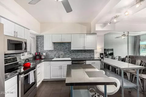 Kitchen - 351 E Thomas Rd #D505, Phoenix, AZ 85012 photo 1 of 6