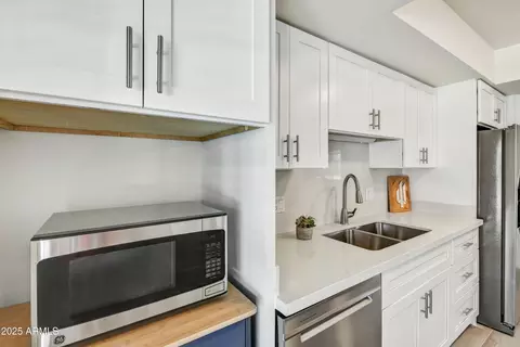 Kitchen - 1986 E Palmcroft Dr, Tempe, AZ 85282 photo 4 of 4