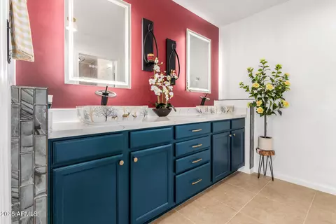 Bath - 2201 E Kings Ave, Phoenix, AZ 85022 photo 1 of 4