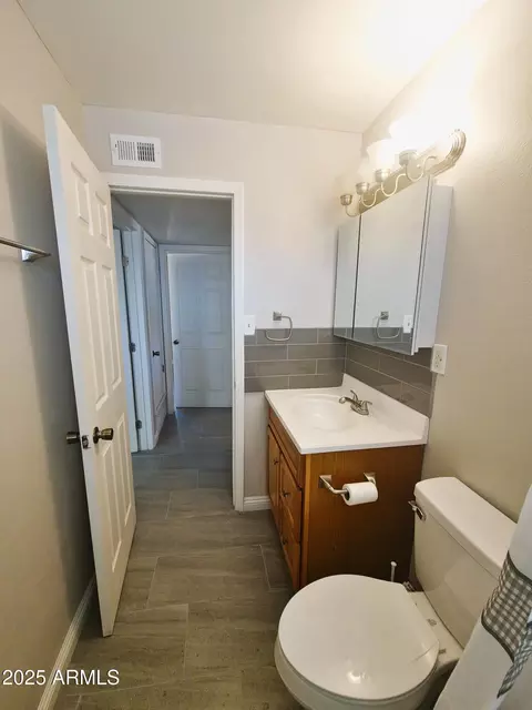 Bath - 9448 S 10th Ave, Phoenix, AZ 85041 photo 3 of 3