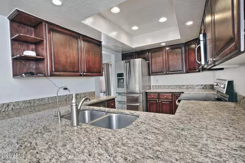 Kitchen - 5202 E Tamblo Dr, Phoenix, AZ 85044 photo 3 of 4
