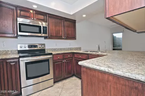 Kitchen - 5202 E Tamblo Dr, Phoenix, AZ 85044 photo 4 of 4