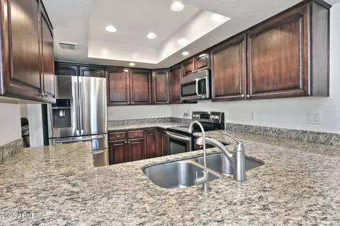 Kitchen - 5202 E Tamblo Dr, Phoenix, AZ 85044 photo 2 of 4
