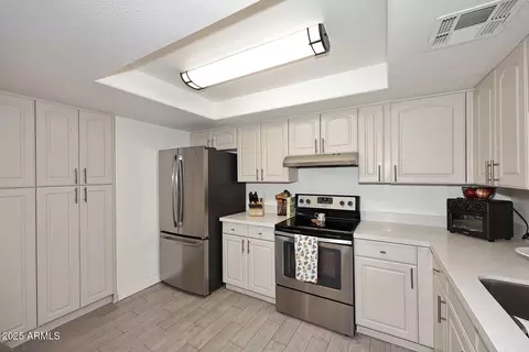 Kitchen - 4201 E Camelback Rd #9, Phoenix, AZ 85018 photo 3 of 3