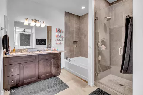 Bath - 3005 E Paradise Ln, Phoenix, AZ 85032 photo 2 of 3