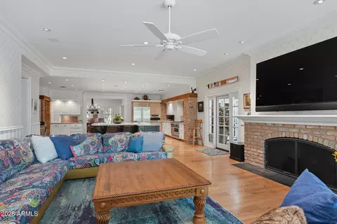 Living - 1001 E Caroline Ln, Tempe, AZ 85284 photo 3 of 4