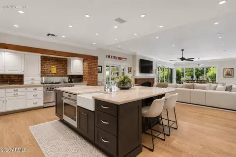 Kitchen - 1001 E Caroline Ln, Tempe, AZ 85284 photo 9 of 10