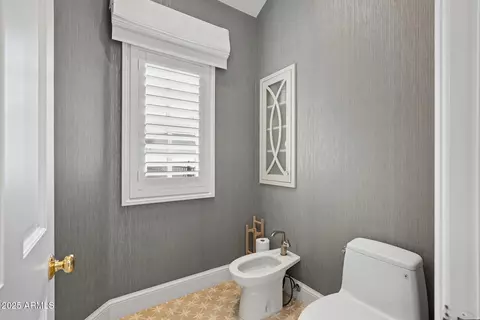 Bath - 1001 E Caroline Ln, Tempe, AZ 85284 photo 1 of 13
