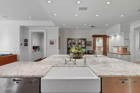 Kitchen - 1001 E Caroline Ln, Tempe, AZ 85284 photo 5 of 10
