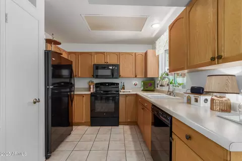 Kitchen - 1337 E Wickieup Ln, Phoenix, AZ 85024 photo 2 of 2