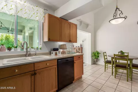 Kitchen - 1337 E Wickieup Ln, Phoenix, AZ 85024 photo 1 of 2