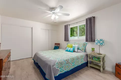 Bedroom - 1337 E Wickieup Ln, Phoenix, AZ 85024 photo 1 of 7