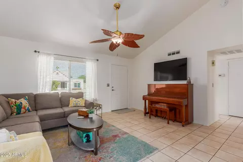 Living - 1337 E Wickieup Ln, Phoenix, AZ 85024 photo 2 of 3