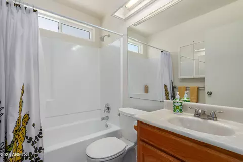 Bath - 1337 E Wickieup Ln, Phoenix, AZ 85024 photo 4 of 4