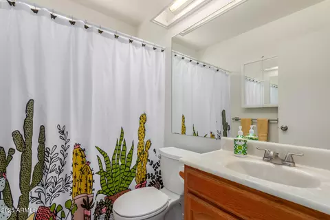 Bath - 1337 E Wickieup Ln, Phoenix, AZ 85024 photo 3 of 4