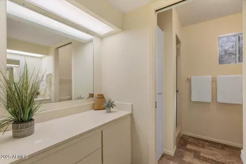 Bath - 5410 E Vernon Ave, Phoenix, AZ 85008 photo 2 of 6