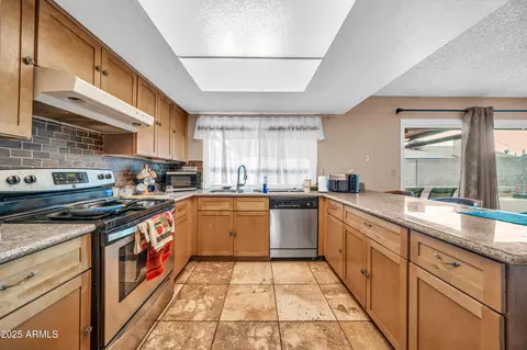Kitchen - 4207 N 79th Ln, Phoenix, AZ 85033 photo 3 of 4
