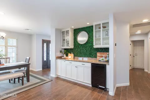 Dining - 4245 Earll Dr, Phoenix, AZ 85018 photo 1 of 2