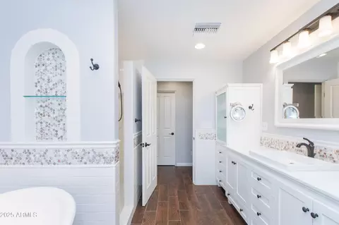 Bath - 4245 Earll Dr, Phoenix, AZ 85018 photo 2 of 7