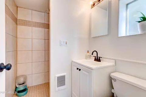 Bath - 385 E Coronado Rd #6, Phoenix, AZ 85004 photo 3 of 3