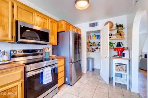 Kitchen - 385 E Coronado Rd #6, Phoenix, AZ 85004 photo 2 of 3